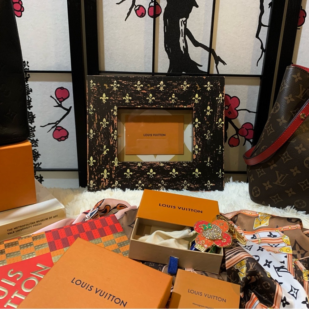 Framed Louis Vuitton envelope🫶